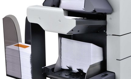 Variable Kuvertausgänge wie seitlicher Kuvertausgang oder großvolumige, vertikale Kuvertablage