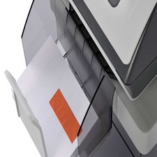 Ausklappbare Kuvertablage für eine saubere Stapelung von kuvertierten Dokumenten