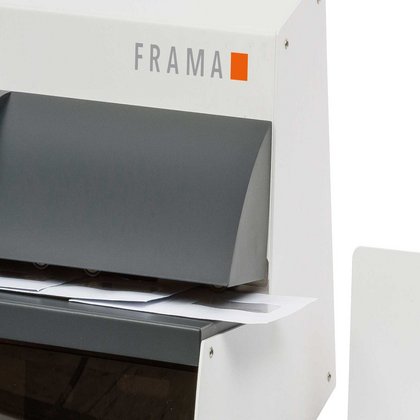 Seitlicher Briefauswurf und integrierter Abfallbehälter