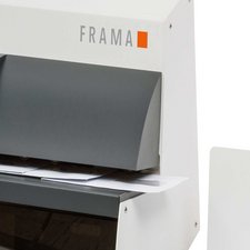 Seitlicher Briefauswurf und integrierter Abfallbehälter