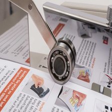 Schwierigen Papiersorten wie glatte Offset- oder Kopierpapiere mit Spezialeinzug problemlos falzen